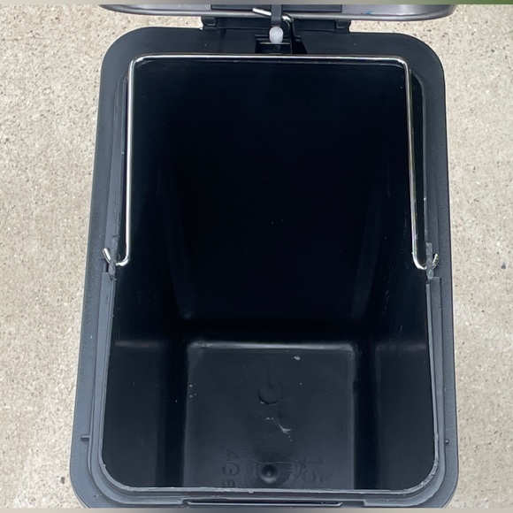 Trash Can - Picture 7 of 8